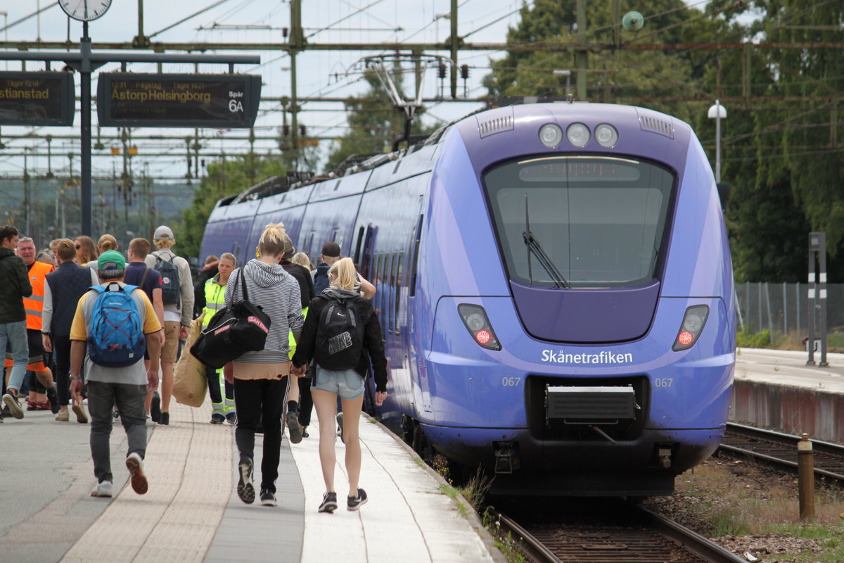 RB 1821 nach Helsingborg steht am 10.07.2017 abfahrbereit im Bahnhof Hässleholm.