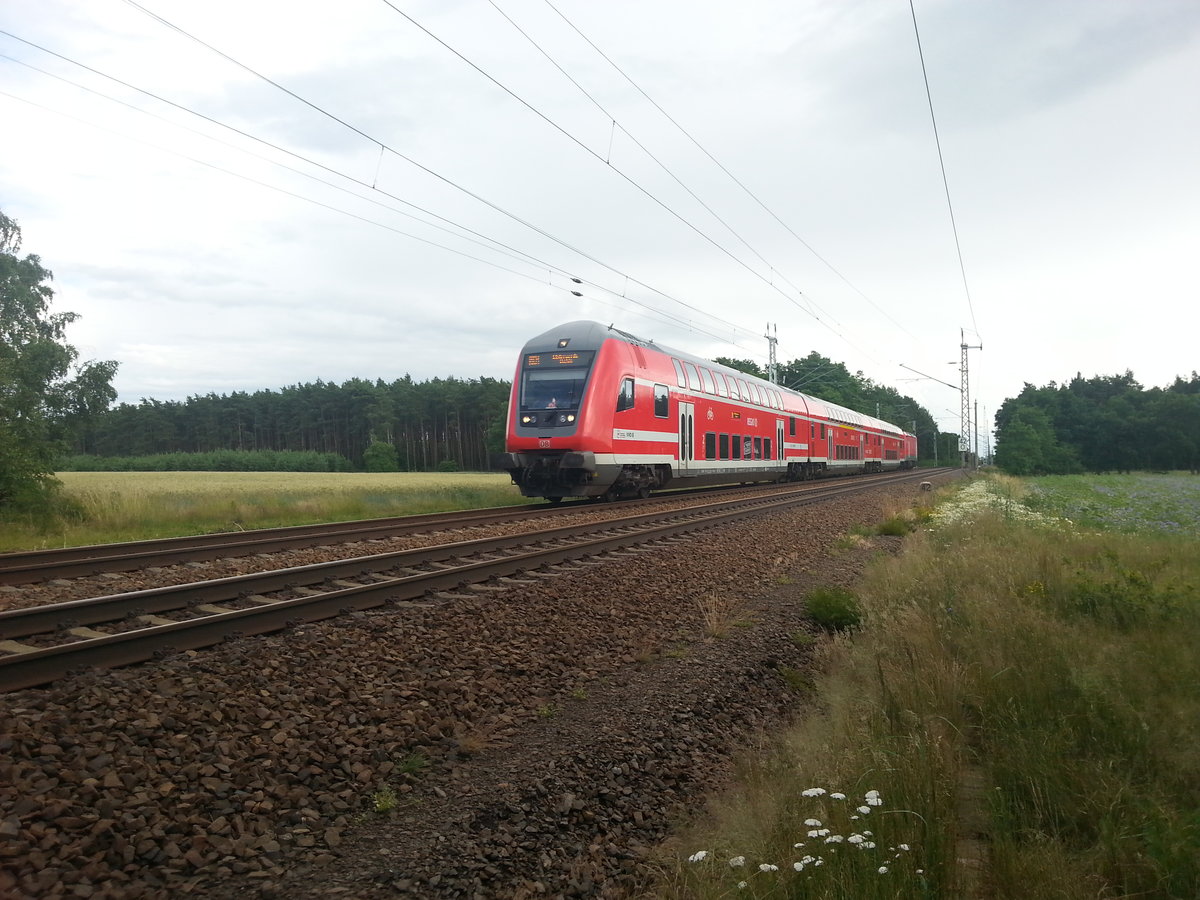 RB 18330 auf dem Weg nach Elsterwerda bestehend aus 3 Doppelstockwagen und einer BR 112 kurz vor Frauenhain am 18.06.2014 fotografiert.