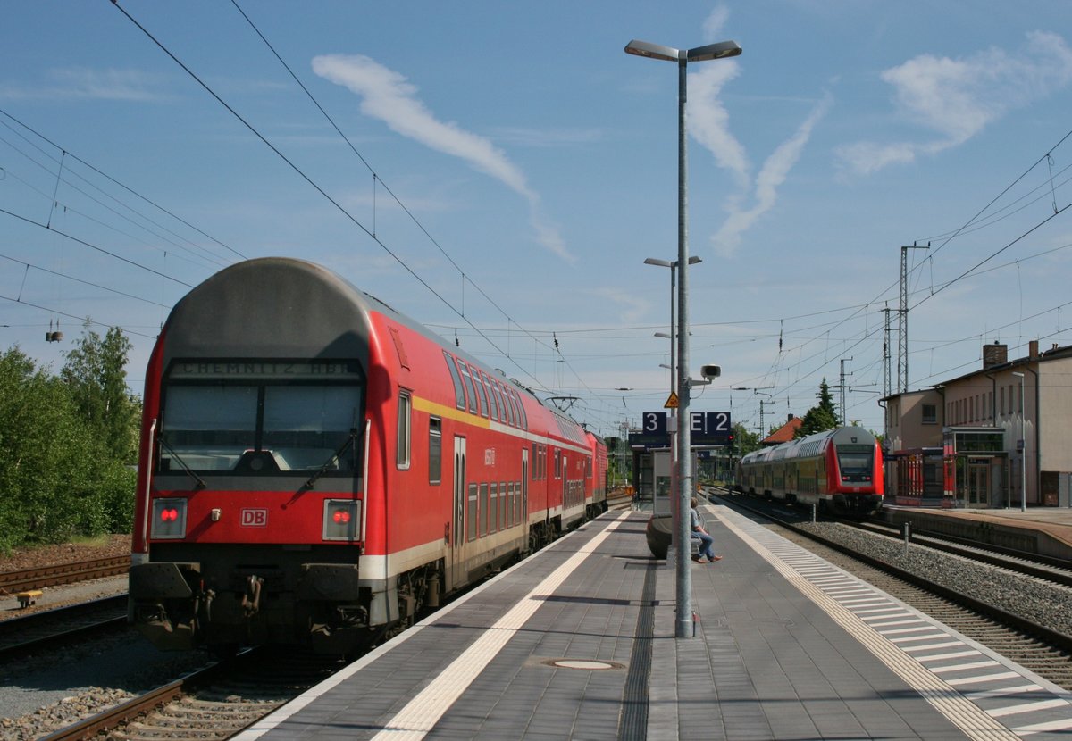 RB 26158 (Chemnitz Hbf–Elsterwerda) und RE 4358 (Elsterwerda–Rostock Hbf) am 31.05.2016 in Elsterwerda