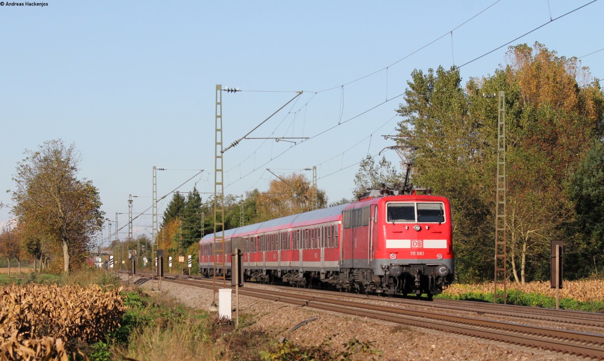 RB 26566 (Neuenburg(Baden)-Offenburg) mit Schublok 111 061-8 bei Riegel 24.10.13