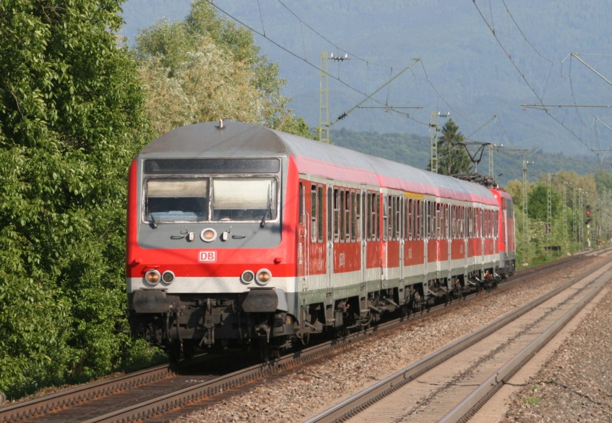 RB 26570 (Freiburg [Brsg] Hbf–Offenburg) am 09.05.2011 in Teningen-Mundingen, aufgenommen vom sdlichen Bahnsteigende