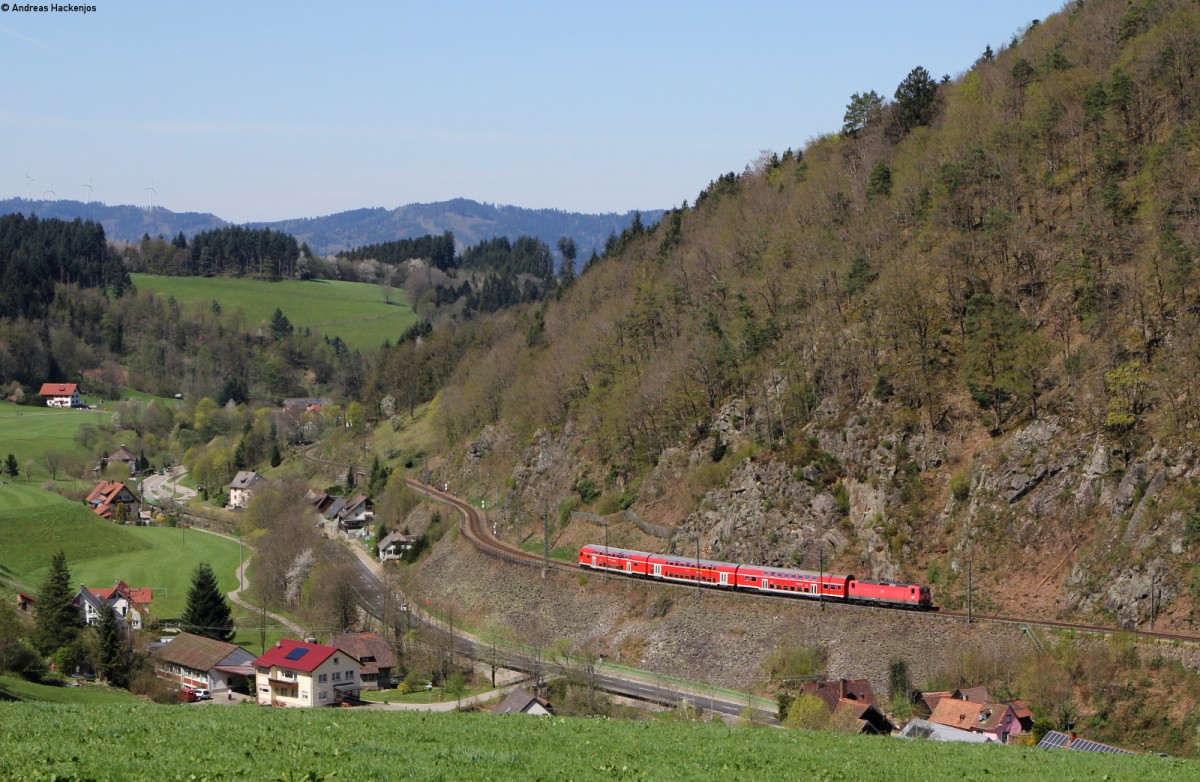 RB 26944 (Neustadt(Schwarzw)-Freiburg(Brsg) Hbf) mit Schublok 143 *** bei Falkensteig 19.4.15