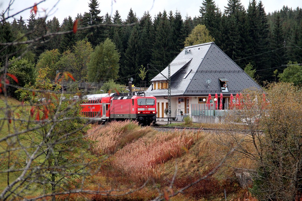 RB 26953 mit 143 364-8 hält am Bahnhof Altglashütten-Falkau (17.09.2015)