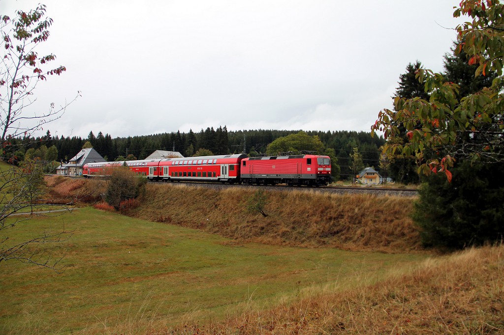 RB 26953 mit 143 364-8 fährt aus dem Bahnhof Altglashütten-Falkau (17.09.2015)