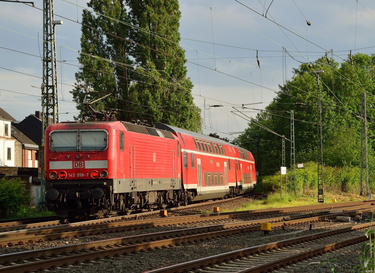 RB 27 nach Koblenz, die 143 958-7 schiebt den Zug in den eingleisigen Abschnitt zwischen Rheydt Hbf und Rheydt-Odenkirchen. 13.5.2014