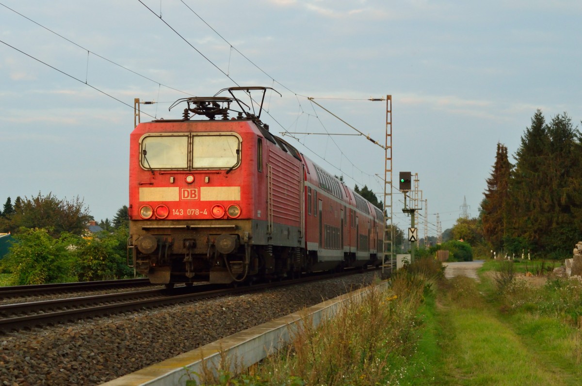 RB 27 in Richtung Grevenbroich fahrend bei Gubberath geschoben von der 143 078-4. 15.9.2014
