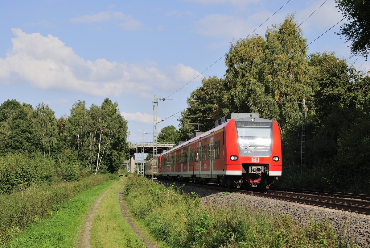 RB 33, Rhein-Niers-Bahn, 425 024 von Heinsberg / Duisburg, auf der KBS 485 bei Geilenkirchen am 26.9.2015 auf den Weg nach Aachen. Heinsberg / Duisburg