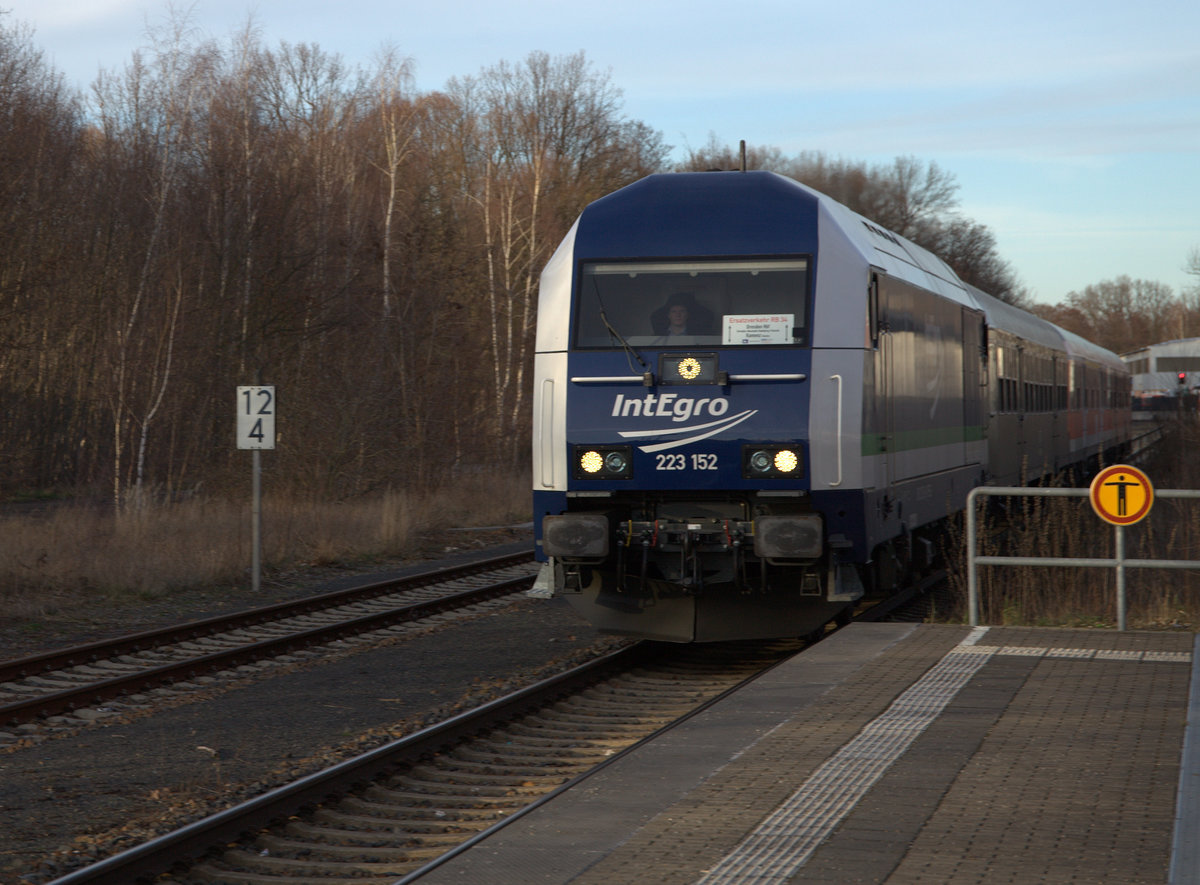 RB 34 Dresden-Kamenz , hier Richtung Dresden, normalerweise verkehren hier TW der Baureihe  342, bei der Einfahrt in Pulsnitz. 02.03.2020 17:29 Uhr.
223 152 führt den Zug aus einem unsanierten, einem modernisierten Silberling und einem Steuerwagen mit Wittenberger Kopf, eingestellt von der Press.
