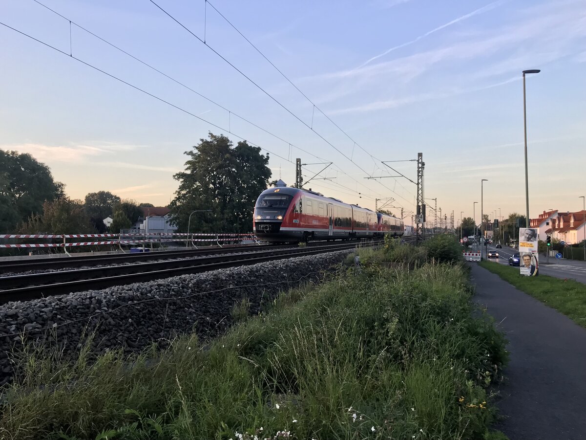 RB 34 nach Frankfurt Hbf, der in wenigen Sekunden die Niddabrücke überquert. 23.09.2021 | 18:58 Uhr