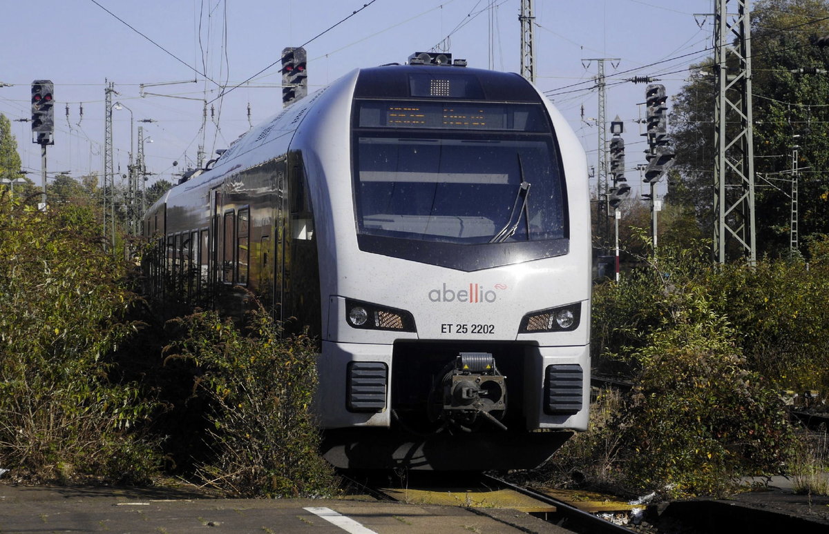 RB 35 aus Wesel fährt in Mönchengladbach Hbf ein (15.10.18). Abellio-ET 25 2202 (1429 009).
