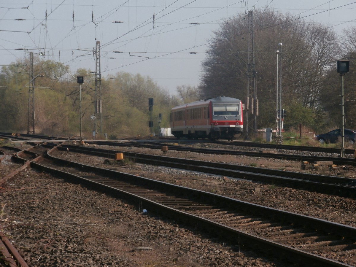 RB 38 verlässt den Bahnhof Grevenbroich in Richtung Neuss und überquert gerade den Bahnübergang Blumenstraße. Laut Internet ist hier schon seit 1999 eine Brücke geplant wurde aber noch immer nicht umgesetzt da die Stadt dazu kein Geld hat.
29.03.2014