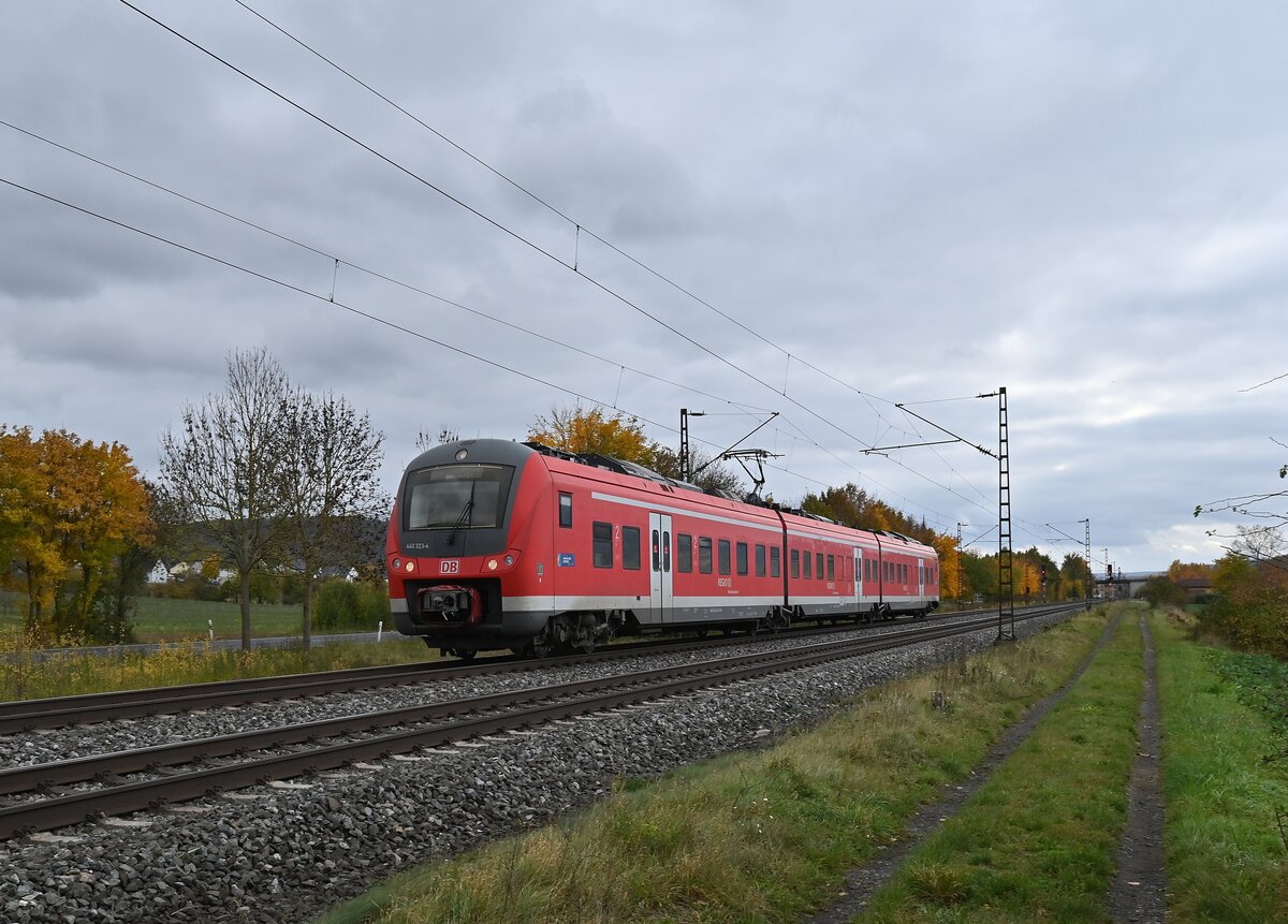 RB 53 nach Schlüchtern hat so eben Thüngersheim verlassen, hier ist 440 323 gen Karlstadt fahrend zusehen. 26.10.2021