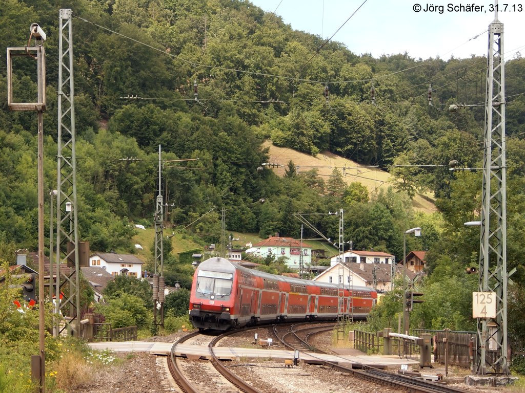 RB 59151 Treuchtlingen - Mnchen fhrt am 31.7.13 in den Bahnhof Solnhofen ein. Der Ort liegt rechts vom Bildausschnitt auf der anderen Altmhlseite. 