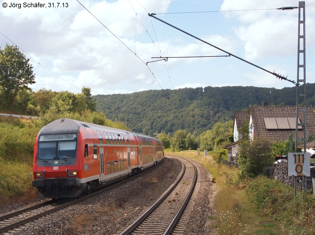 RB 59157 Treuchtlingen - Mnchen fhrt am 31.7.13 durch den ehemaligen Haltepunkt Obereichsttt. Vom frheren Zwischenbahnsteig ist nichts mehr zu sehen, aber das alte Empfangsgebude steht noch am rechten Bildrand.