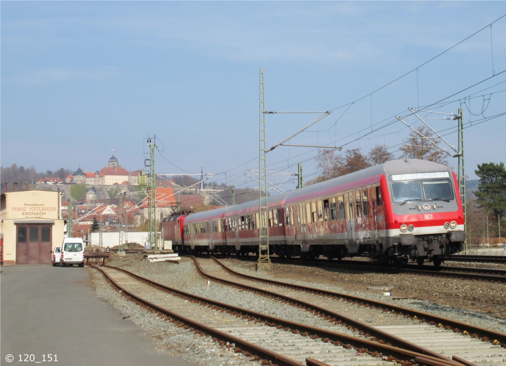 RB 59359 nach Bamberg verlässt am 16.März 2015 mit schiebender 143 634-4 den Bahnhof Kronach in Richtung Lichtenfels.