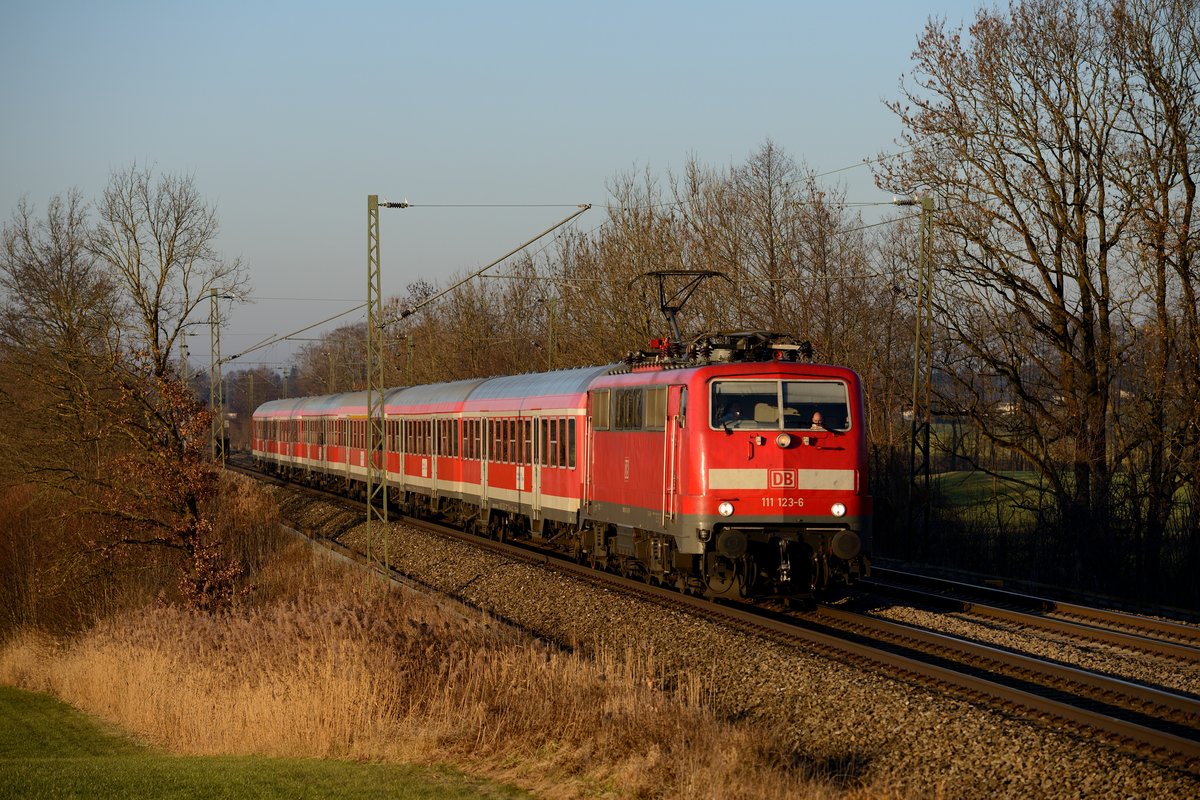 RB 59401 ist ein Verstärkerzug im Berufsverkehr und wird nur an Freitagen angeboten. Die Aufkleber auf den n-Wagen künden schon vom baldigen Betreiberwechsel von DB Regio auf Veolia. An seinem letzten Verkehrstag, dem 13. Dezember 2013 konnte die Leistung noch mit der gut gepflegten 111 123 bei Bach verewigt werden.