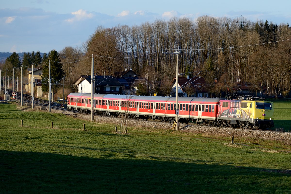 RB 59659 nach Mittenwald wurde am 13. April 2013 von der ADAC Werbelok 111 024 befördert, hier zu sehen kurz nach dem Ausweichbahnhof Polling im schönsten Abendlicht.
