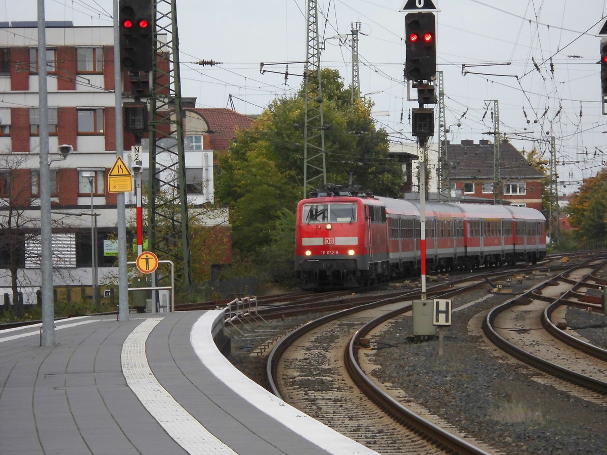 RB 65 Verstärker fährt mit BR 111 + n-Wagen und Karlsruher Kopf in den Hauptbahnhof von Münster ein. Nach Ankunft wird er mit Karlsruher voraus nach Rheine aufbrechen.
Oktober 2017