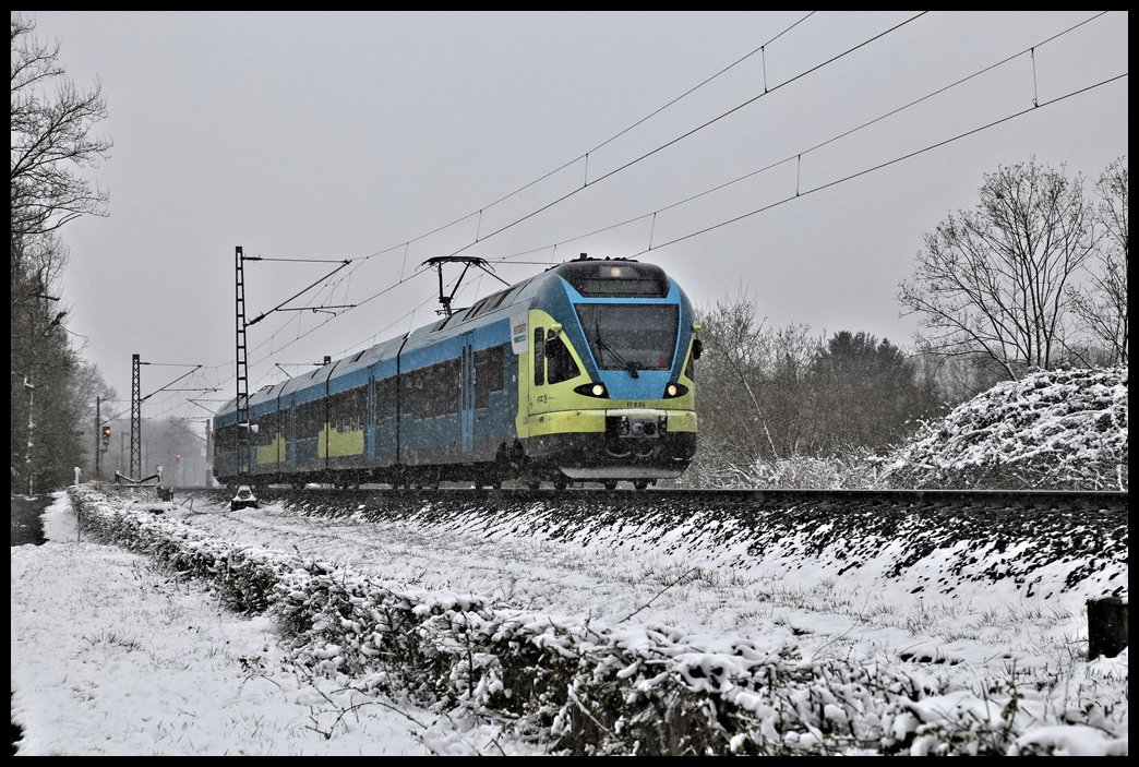 RB 66 mit ET 9.04 der Eurobahn hat hier gerade am 1.4.2022 um 10.50 Uhr den Bahnhof Hasbergen verlassen und ist am Ortsrand unterwegs nach Osnabrück HBF.