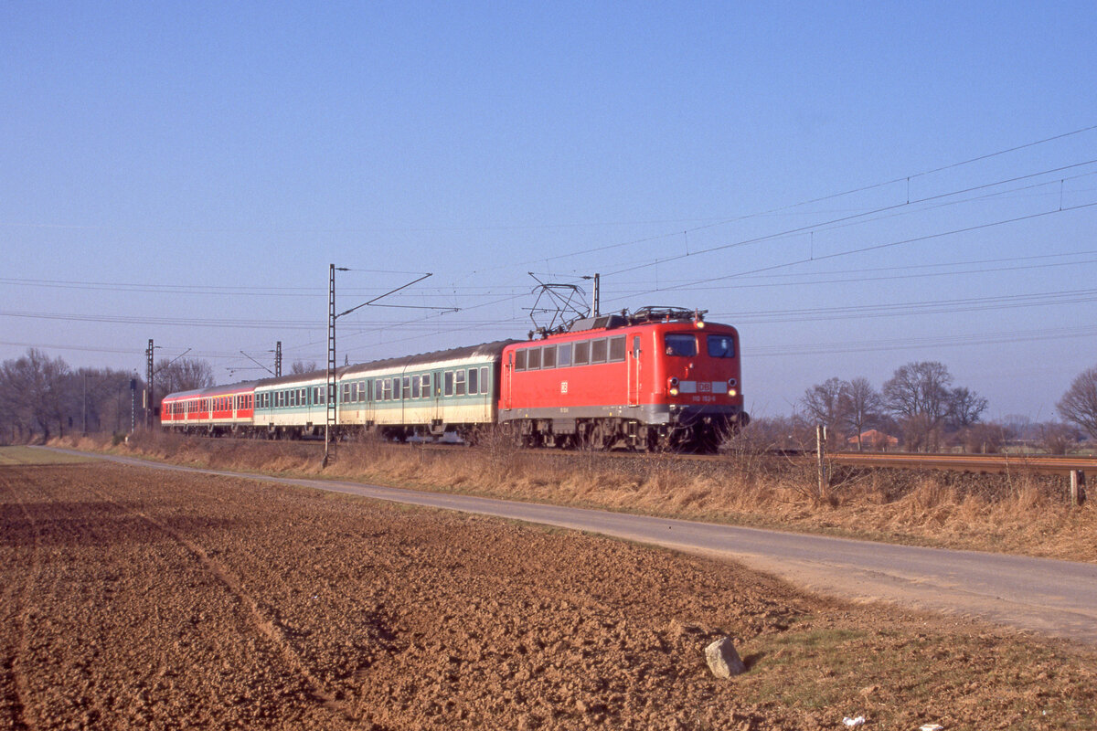 RB-72965 (Emmerich - Duisburg Hbf) mit DB 110 152-6 unterwegs bei Mehrhoog am 19.02.2003. Scanbild 8568, Fujichrome100.