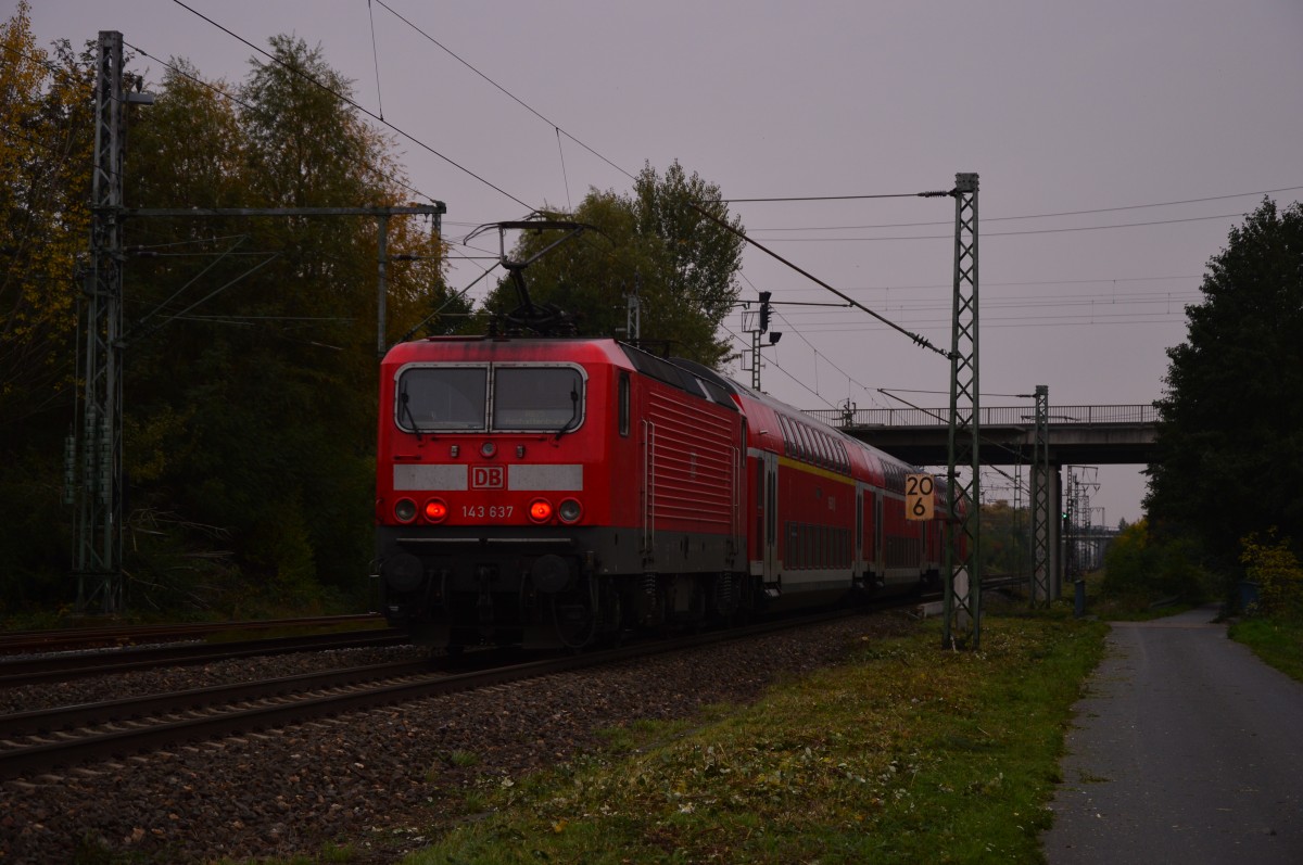 RB 75 nach Aschaffenburg beim Verlassen von Groß-Gerau, hier wird sie von der 143 637 geschoben. 19.10.2015