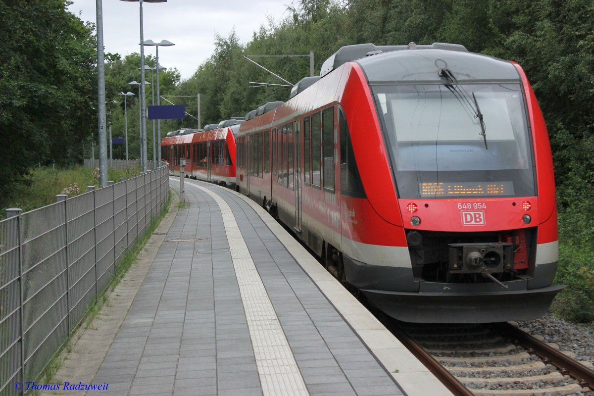 RB 86 fährt am 28.8.2015 in den Bahnhof Lübeck-Travemünde Strand ein. Der Bahnhof verfügt im Gegensatz zu früheren Zeiten nur noch über einen Bahnsteig. Die Strecke bis Lübeck, die durchgehend elektrifiziert ist, wird an Wochentagen mit Dieseltriebwagen bedient. Nur die RE-Züge aus und nach Hamburg Hbf fahren unter elektrischer Traktion.