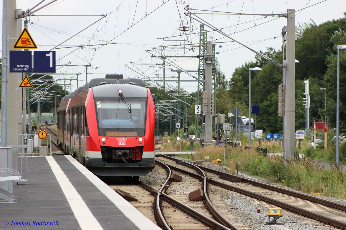 RB 86  Lübeck Hbf - Lübeck-Travemünde Strand , aus Travemünde kommend, fährt am 28.8.2015 in den neuen Haltepunkt Lübeck-Dänischburg IKEA ein. KSB 104. Ihr Ziel ist Lübeck Hbf.