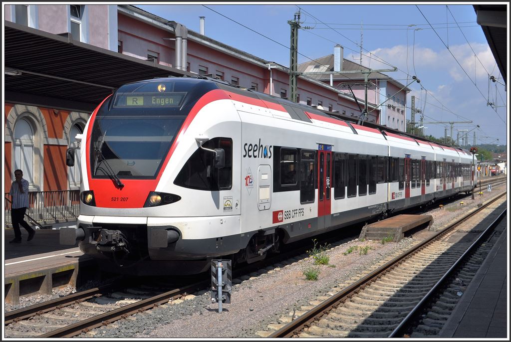 RB 87688 nach Engen im Bahnhof Singen wird durch den Flirt 521 207 geführt. (02.08.2015)
