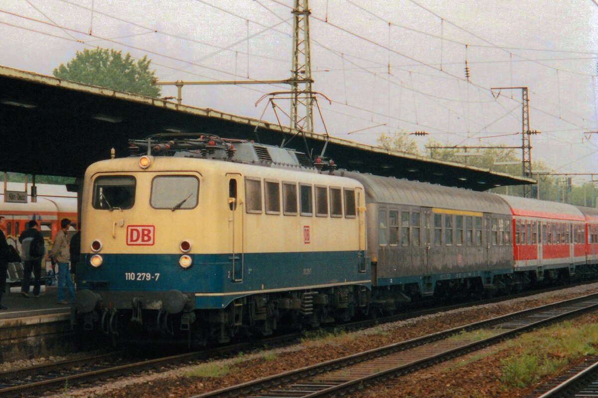RB nach Mönchengladbach mit 110 279 steht am 28 Juli 1998 auf dieser Scanbild in Köln Deutz.