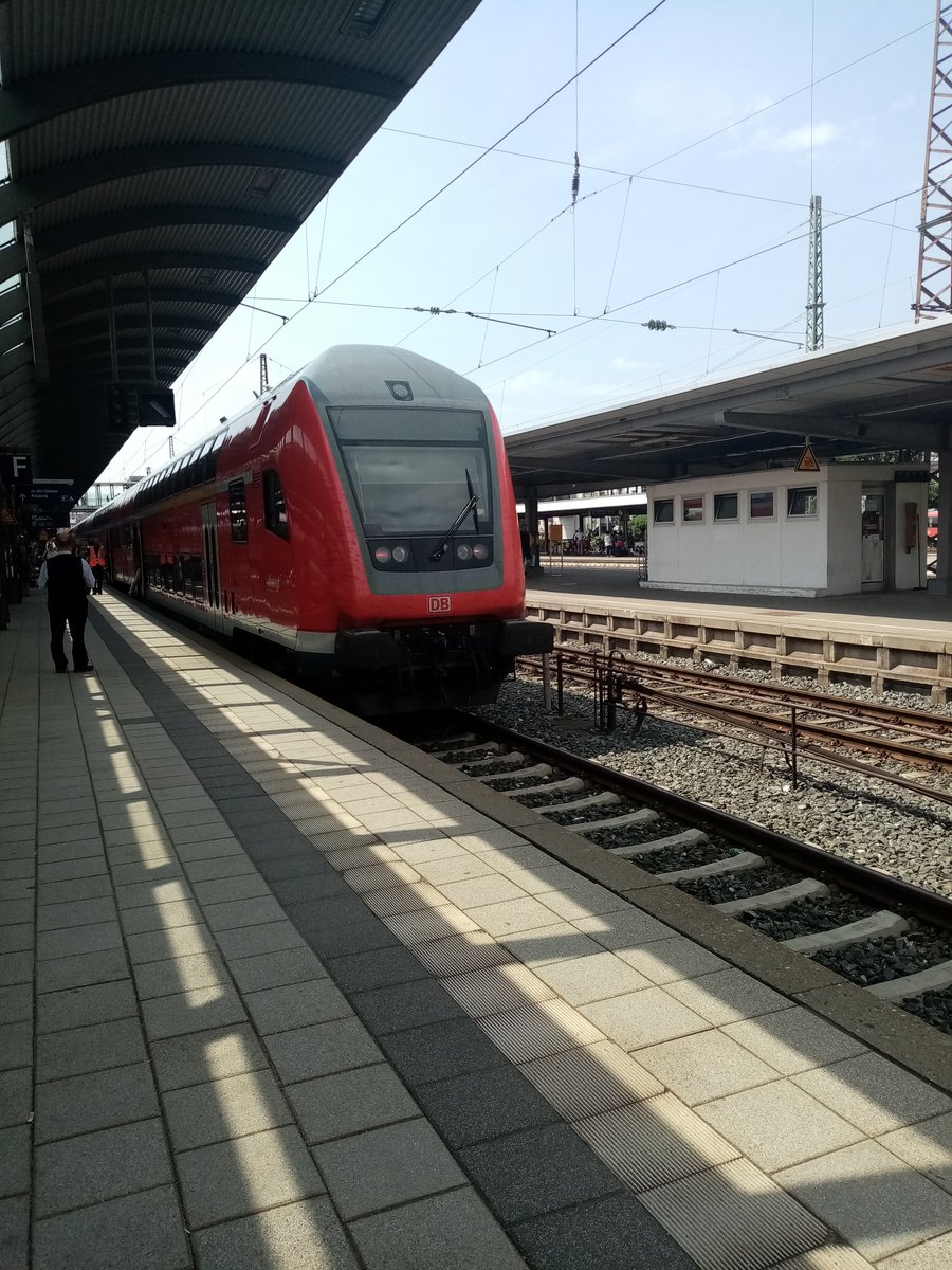 RB nach Stuttgart Hbf steht in Ulm Hbf. Aufgenommen
am 19.07.2019.