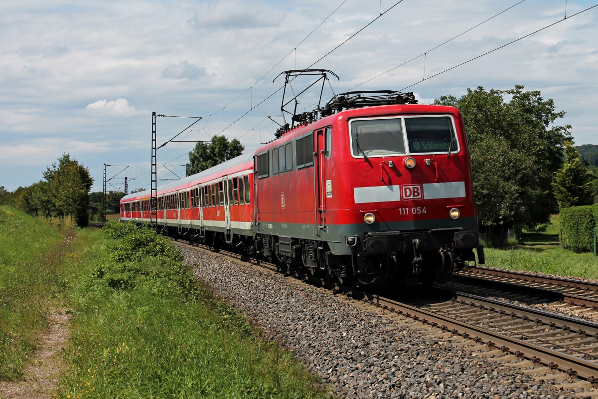 RB (Offenburg - Schliengen) am 08.08.2014 mit der 111 054 bei der Einfahrt in Kollmarsreute.