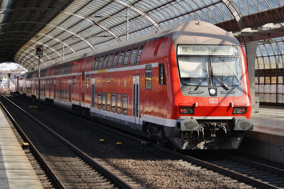 RB10 (RB18521) von Nauen nach Berlin Südkreuz fährt am 19.4.2019 in Berlin Spandau ein. Zuglok war 143 248.