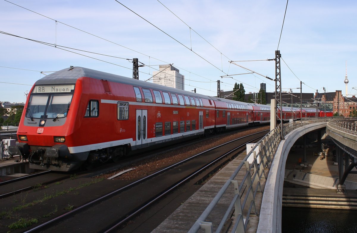 RB14 (RB18628)  Airport-Express  von Berlin Schönefeld Flughafen nach Nauen erreicht am 21.05.2020 geschoben von 147 014 den Berliner Hauptbahnhof. 