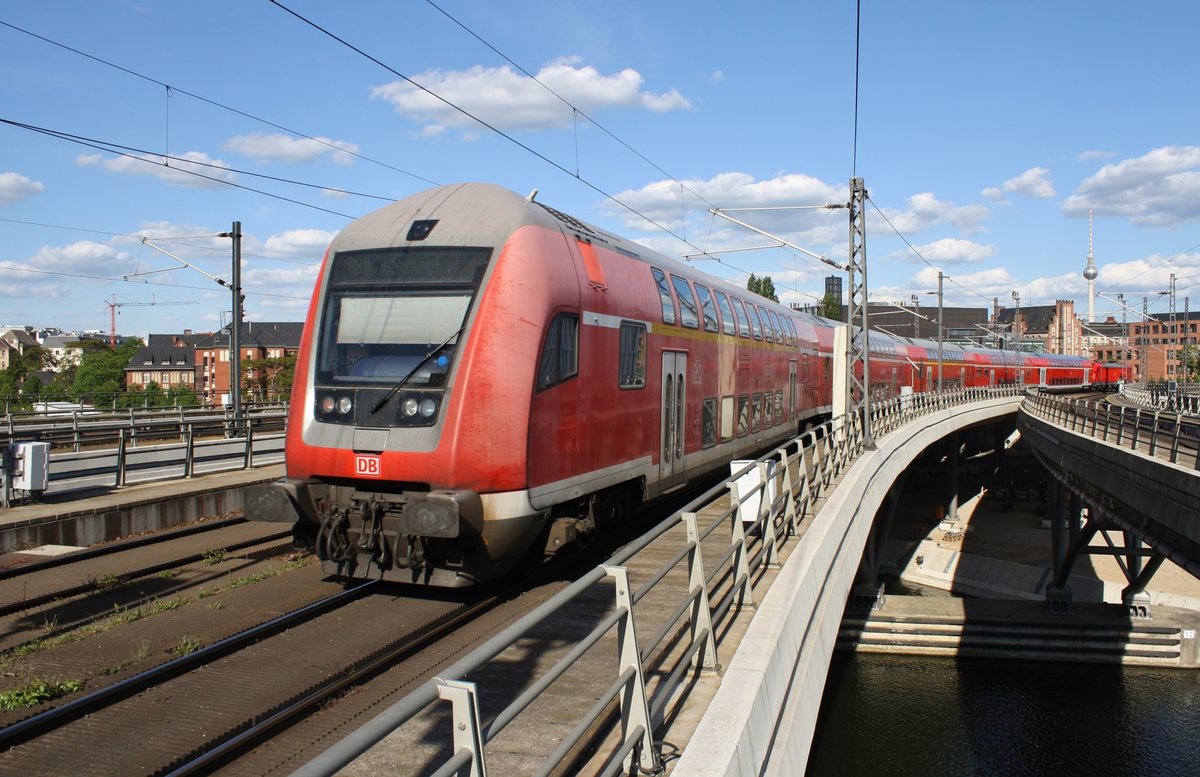 RB14 (RB18629)  Airport-Express  von Nauen nach Berlin Schönefeld Flughafen verlässt am 20.05.2020 den Berliner Hauptbahnhof. Zuglok war 147 015.