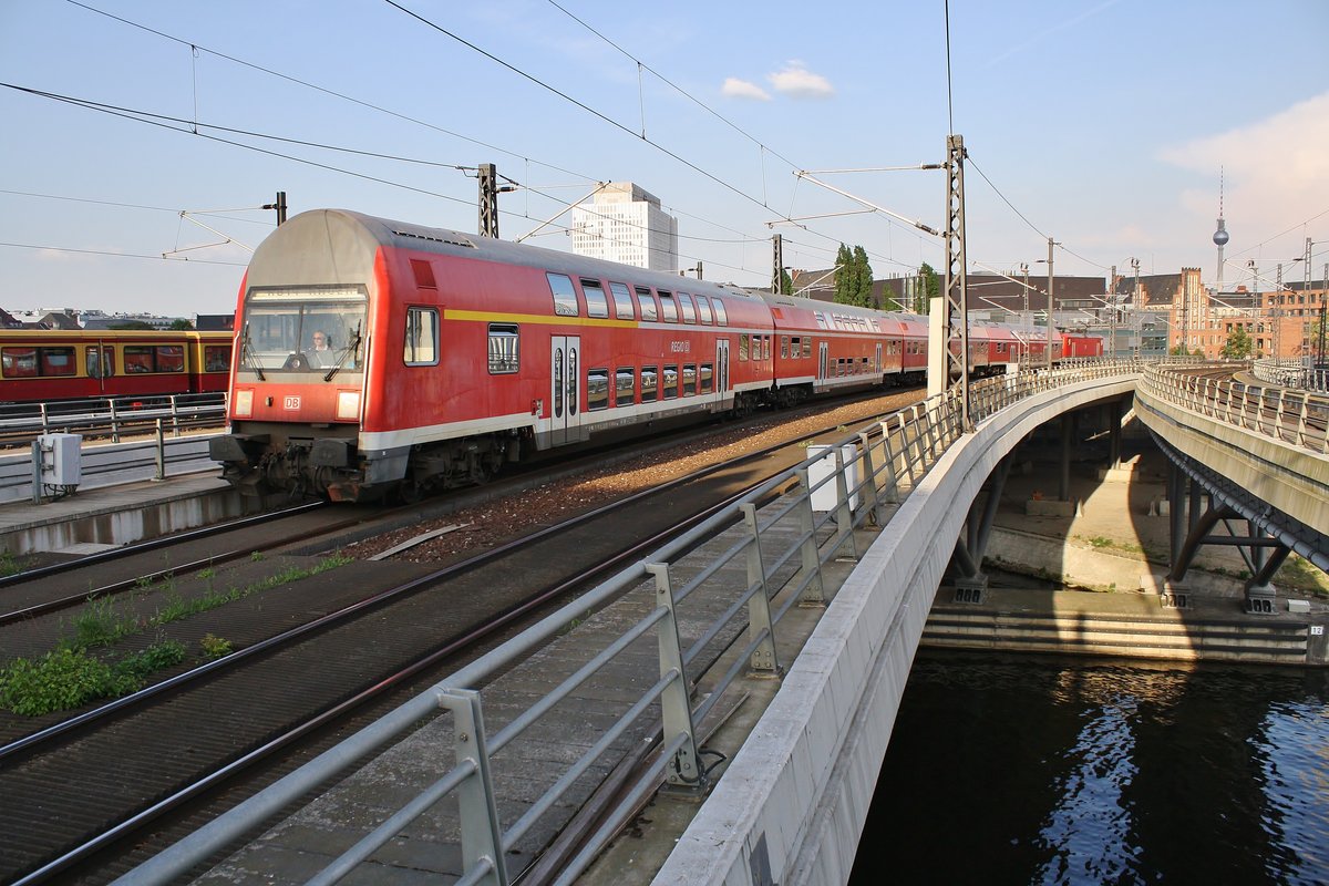 RB14 (RB18630)  Airport-Express  von Berlin Schönefeld Flughafen nach Nauen erreicht am 09.05.2018 den Berliner Hauptbahnhof. Schublok war 112 119.