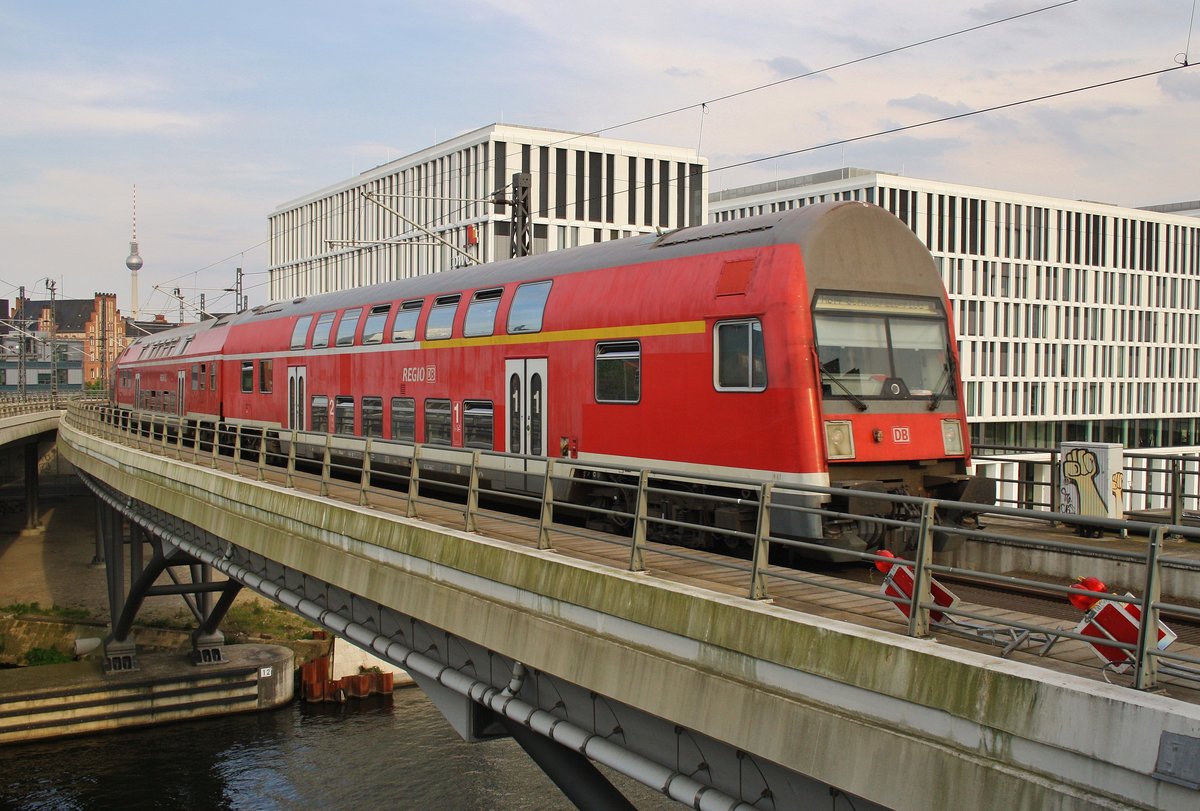 RB14 (RB18631)  Airport-Express  von Nauen nach Berlin Schönefeld Flughafen verlässt am 12.5.2017, geführt von 143 065-1 den Berliner Hauptbahnhof.