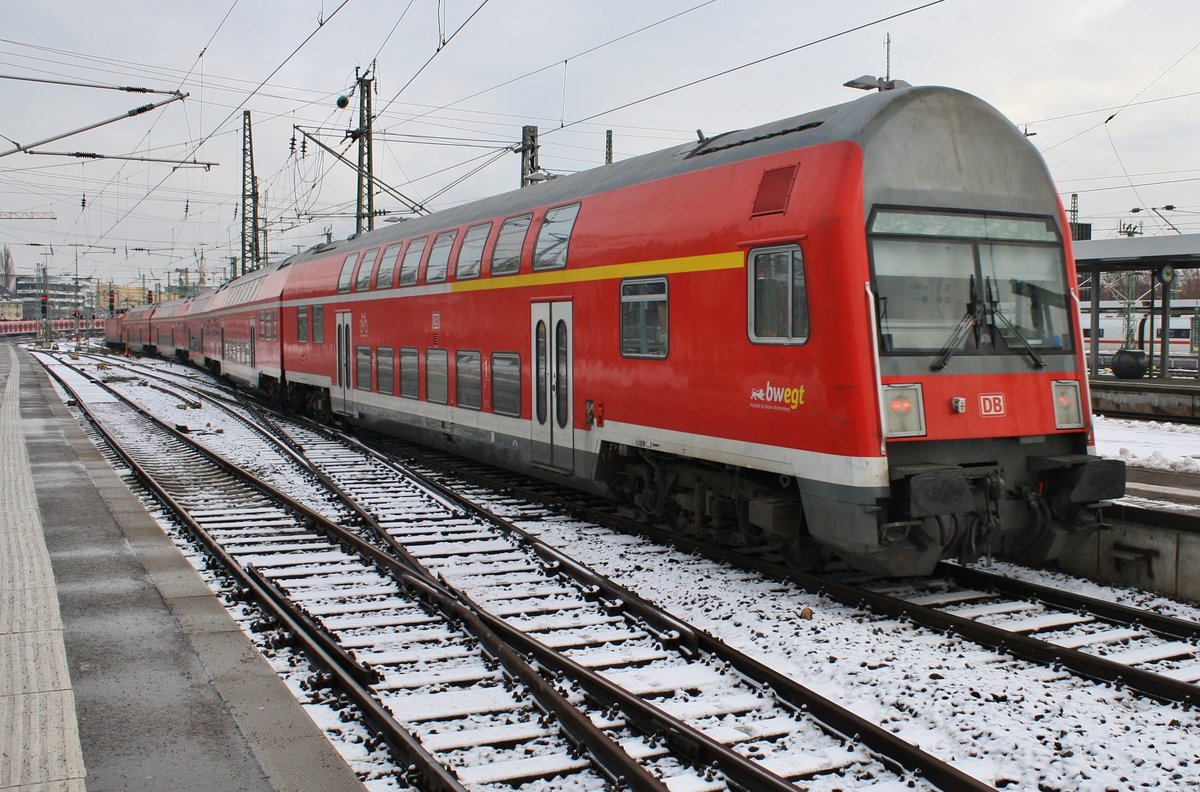RB19968 von Stuttgart Hauptbahnhof nach Heilbronn Hauptbahnhof fährt am 4.1.2019 aus dem Startbahnhof aus. Zuglok war 112 106.