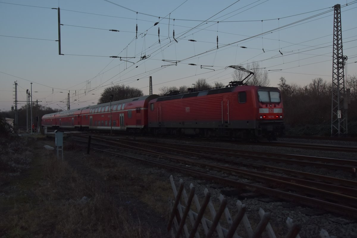 RB27 nach Mönchengladbach Hbf verlässt Grevenbroich. Geschoben wird der Zug von der der 143 114 am Abend des 14.2.2017