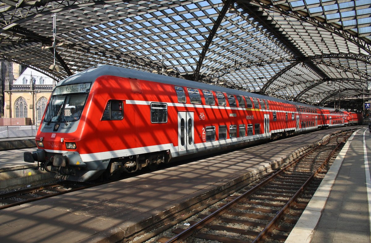 RB27 (RB12513)  Rhein-Erft-Bahn  von Rommerskirchen nach Koblenz Hauptbahnhof verlässt am 5.7.2017 den Kölner Hauptbahnhof. Schublok war 143 114.