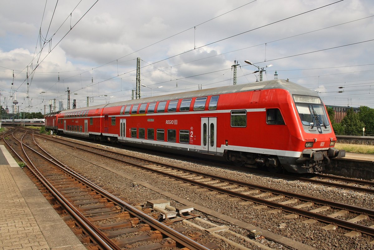 RB27 (RB12513)  Rhein-Erft-Bahn  von Rommerskirchen nach Koblenz Hauptbahnhof erreicht am 4.7.2017 Köln Messe/Deutz. Schublok war 143 263.
