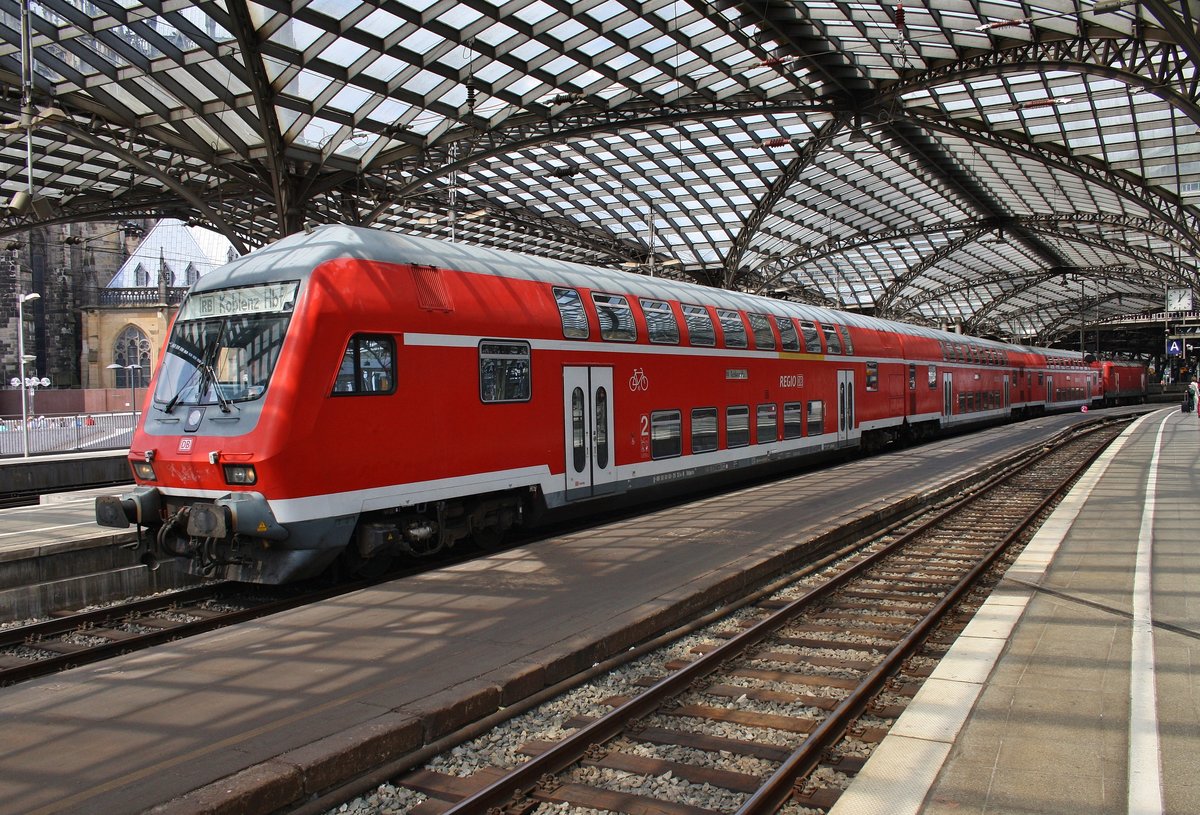 RB27 (RB12517)  Rhein-Erft-Bahn  von Rommerskirchen nach Koblenz Hauptbahnhof verlässt am 4.7.2017 den Kölner Hauptbahnhof. Schublok war 143 114.