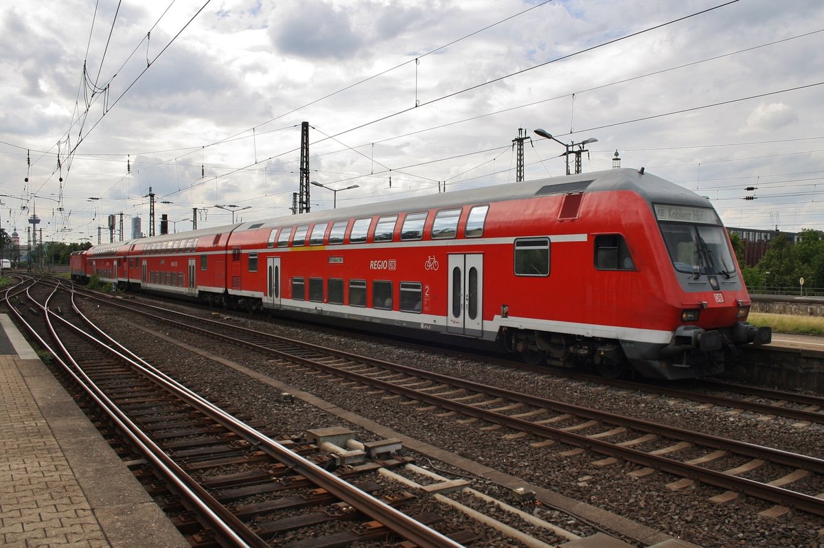 RB27 (RB12527)  Rhein-Erft-Bahn  von Mönchengladbach Hauptbahnhof nach Koblenz Hauptbahnhof erreicht am 3.7.2017 Köln Messe/Deutz. Schublok war 143 925.