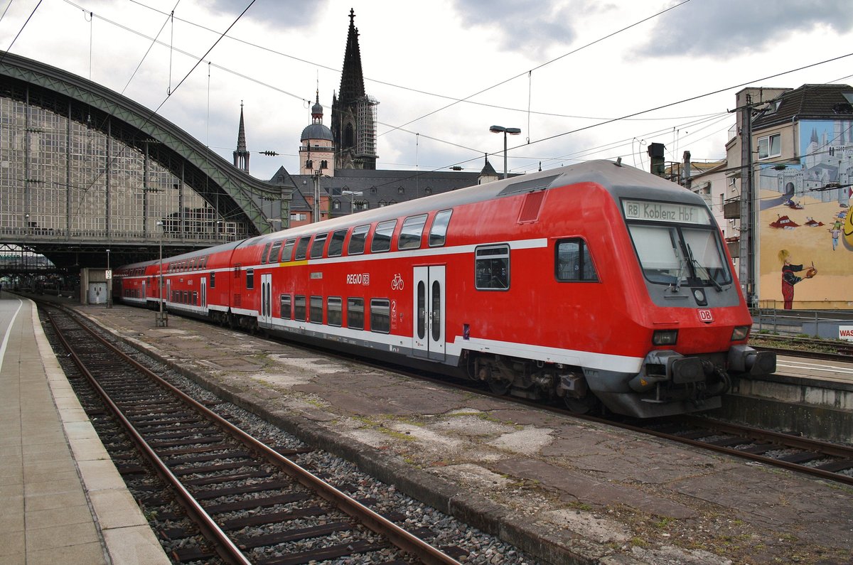 RB27 (RB12529)  Rhein-Erft-Bahn  von Mönchengladbach Hauptbahnhof nach Koblenz Hauptbahnhof erreicht am 3.7.2017 den Kölner Hauptbahnhof. Zuglok war 143 661.
