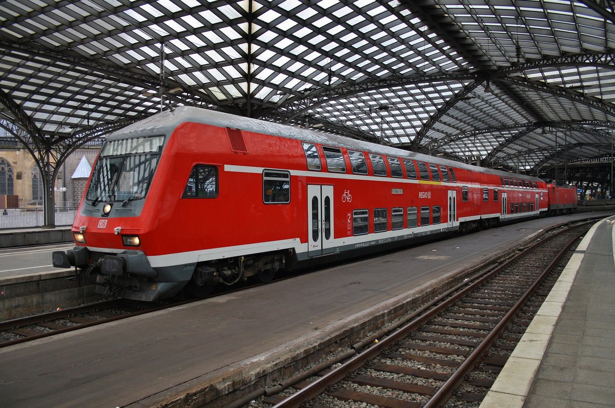 RB27 (RB12571)  Rhein-Erft-Bahn  von Köln Hauptbahnhof nach Koblenz Hauptbahnhof verlässt am 1.7.2017 den Kölner Hauptbahnhof. Schublok war 143 009. 