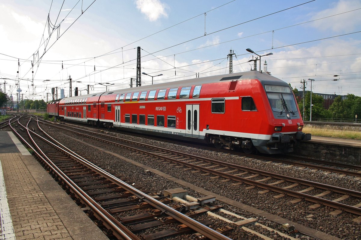 RB27 (RB12577)  Rhein-Erft-Bahn  von Köln Hauptbahnhof nach Koblenz Hauptbahnhof fährt am 2.7.2017 in Köln Messe/Deutz ein. Schublok war 143 009.