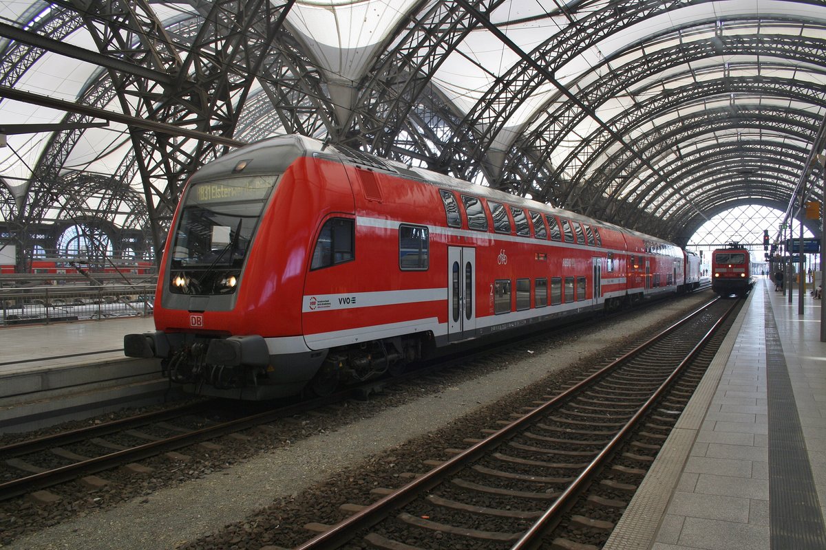 RB31 (RB18314) nach Elsterwerda-Biehla steht am 27.5.2017 im Dresdener Hauptbahnhof bereit. Schublok war 112 152-4.