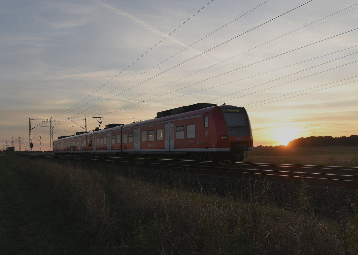 RB33 nach Aachen Hbf bei Wickrathhahn im letzten Abendlicht stebt sie Herrath entgegen, ihrem nächsten Halt. Montag den 17.9.2018
