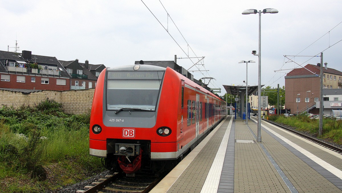 RB33 steht im Bahnhof Heinsberg bereit zur Abfahrt nach Aachen-Hbf.
Aufgenommen bei Regenwetter am 8.8.2014.