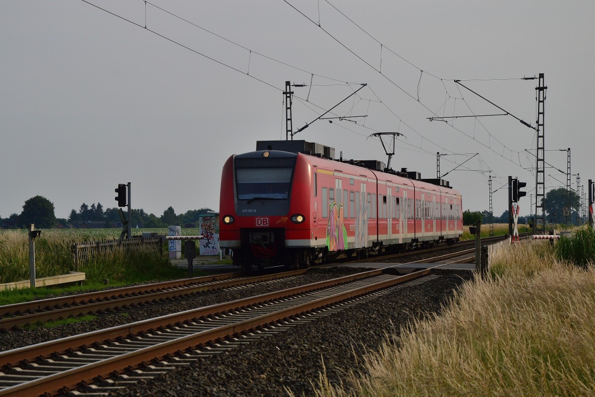 RB33 Zug auf dem Bü In der Schley/Am Chur. 425 581-6 ist hier auf dem Weg nach Duisburg.29.6.2015