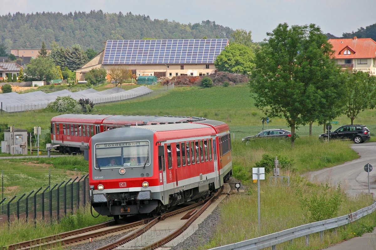 RB4 (23017) von Kassel Wilhelmshöhe nach Korbach bei der Ausfahrt in Volkmarsen. 628 440 und zwei weitere 628er bilden eine Dreifachtraktion aufgrund des Hessentages in Korbach. 30.05.2018